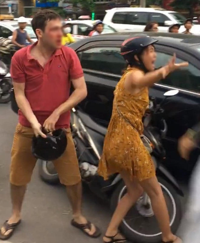 Cô gái áo vàng đã đứng ra can ngăn nhưng hai bên vẫn lao vào xô xát.