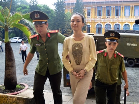 Theo đó, một đại gia đã tố cô lừa đảo 16,5 tỷ đồng.