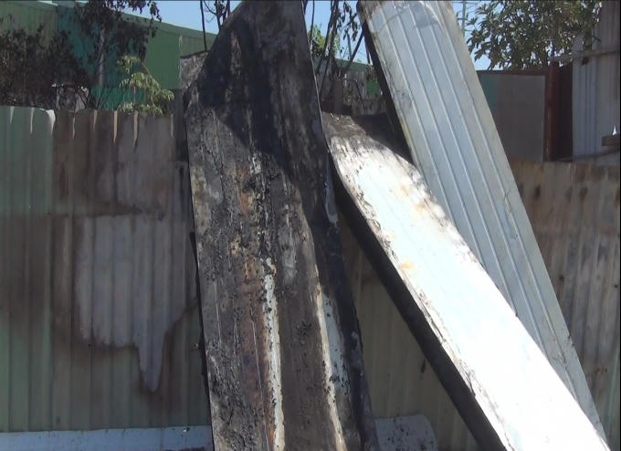 Nghi vấn đối tượng tẩm xăng đốt từ ngoài hàng rào vào phía trong.