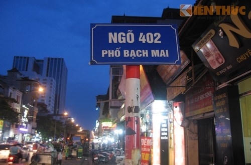 Ngõ 402 Bạch Mai (hay ngõ Thuận Thành B), nối thông với ngõ 392, điểm giao cắt của hai ngõ từ xưa có nấm mộ hoang - được đồn là rất thiêng.