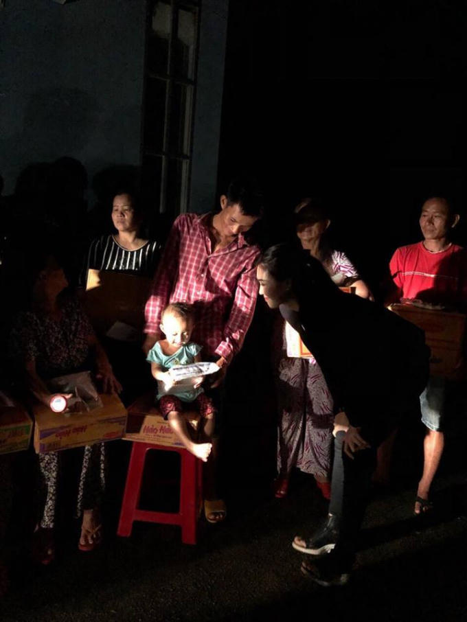 Hoa hậu Tường Linh giản dị về Phú Yên cứu trợ bà con bị bão lũ