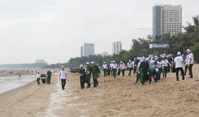 Cùng ra quân làm sạch bãi biển Cửa Lò, Nghệ An.