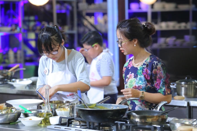 Bảo Anh và mẹ trong gian bếp.