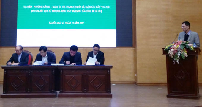 Các đại biểu ký quyết định bàn giao quy hoạch.