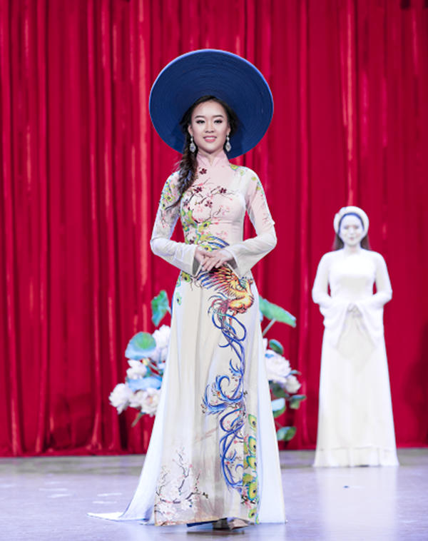 Ngoài ngành học chính, cô còn có nhiều năng khiếu khác như múa belly dance, hát Bolero, làm người dẫn chương trình.