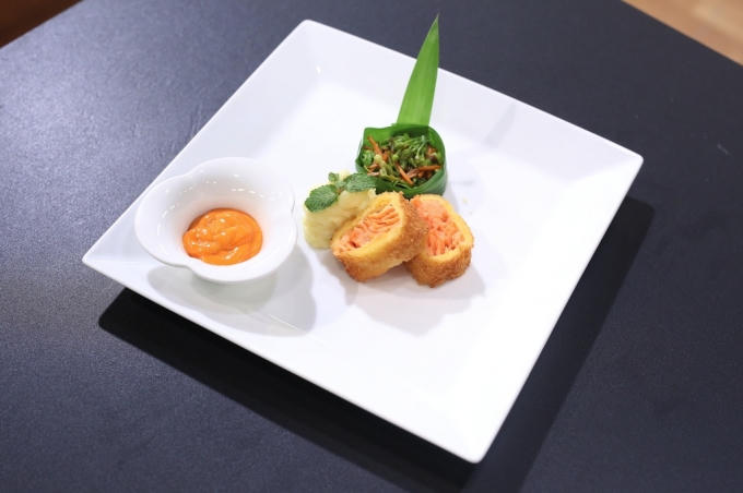 với món cá hồi chiên xù ăn kèm khoai tây nghiền và bông thiên lý xào.