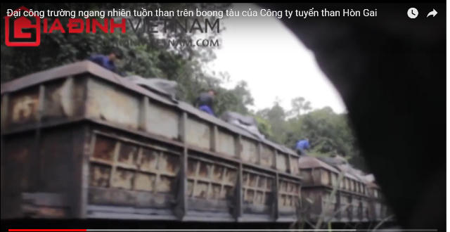 Các đối tượng hiên ngang xúc than trên tàu như chốn không người. Ảnh cắt từ video.