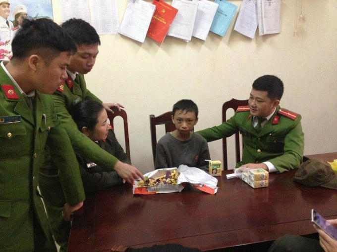 Công an huyện Diễn Châu tìm hiểu về gia đình Tuấn Anh. Ảnh: FB Chim Lợn