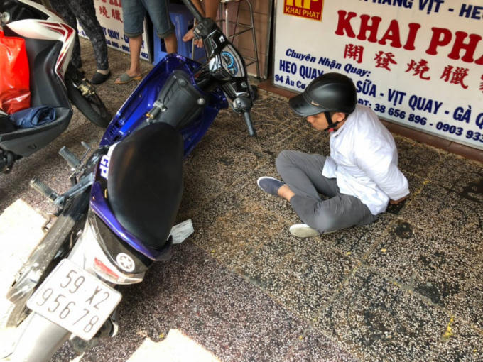 Đối tượng Hà Minh Thuận cùng phương tiện gây án.