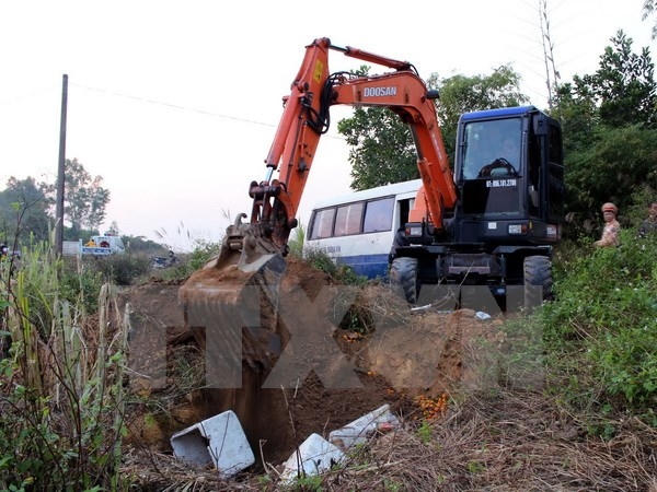 Lực lượng chức năng tiến hành tiêu hủy 2,8 tấn thực phẩm nhập lậu không rõ nguồn gốc. Ảnh: Nguyễn Hoàng/TTXVN