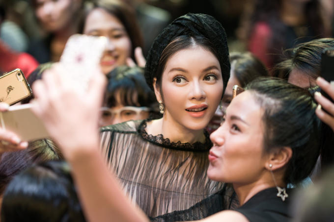 L&yacute; Nh&atilde; Kỳ diện v&aacute;y ren xuy&ecirc;n thấu đốt n&oacute;ng Tuần lễ thời trang quốc tế Việt Nam