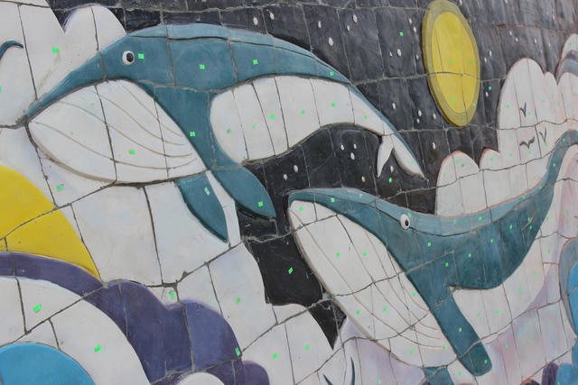 Bức tranh mẹ con cá Voi với chủ đề hướng biển