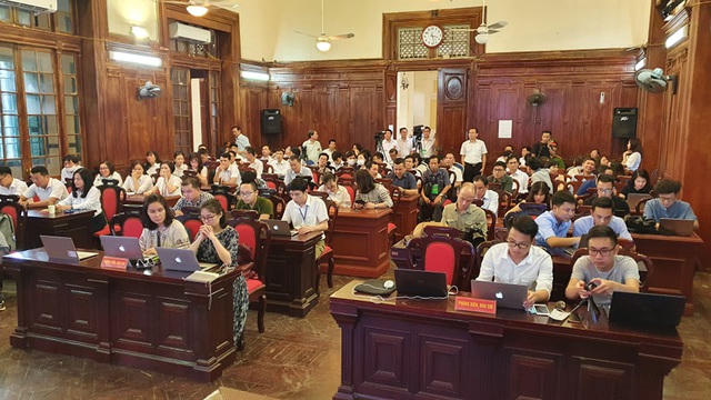 Phóng viên báo chí sẵn sàng tác nghiệp tại buổi công bố phán quyết của Hội đồng thẩm phán về vụ án.