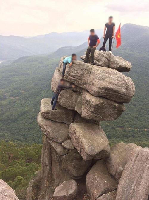 Nhiều người "thót tim" khi chứng kiến nhóm bạn trẻ leo lên "mỏm đá sống ảo". Ảnh: Fb