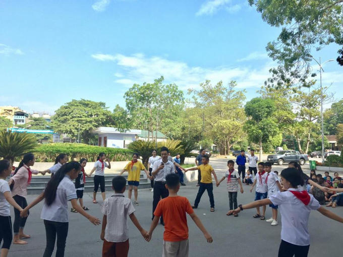 Các em thành vòng tròn để tham gia “bịt mắt bắt dê”.