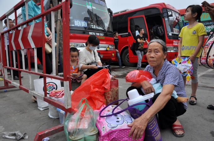 Bà Trung (quê Thanh Hóa) cho biết, bà và con gái đã có mặt ở bến xe Mỹ Đình từ lúc 15h nhưng đến gần 17h vẫn chưa có xe. Nhiều xe đông nên từ chối nhận trẻ con.