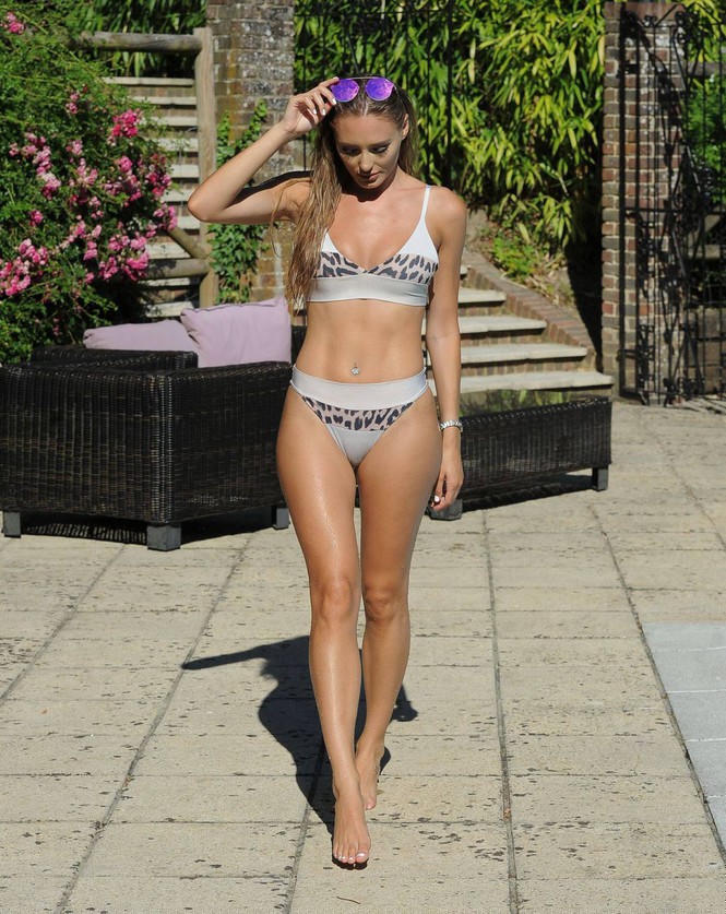 Sao truyền hình Anh quốc dáng đẹp như tạc tượng với bikini - ảnh 7