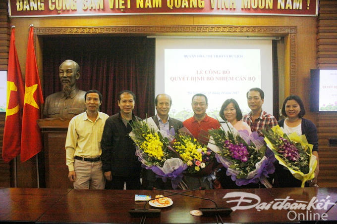 Tặng hoa chúc mừng NSND Anh Tú.