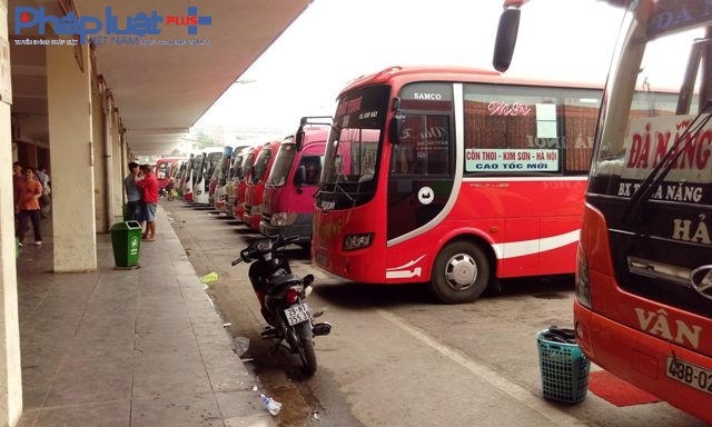 Các nhà xe vẫn luôn túc trực để mời chào đón khách đi xe.