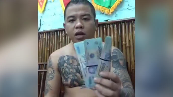 Dương Minh Tuyền được cư dân mạng đặt cho biệt danh là "Thánh chửi". (Ảnh: cắt từ clip).