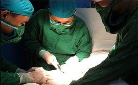 Dù nặng hay nhẹ thì "gãy súng" đều rất nguy hiểm, nếu không được chữa trị kịp thời có thể để lại hậu quả nghiêm trọng, thậm chí gây liệt dương. (Ảnh minh họa: VietnamNet)