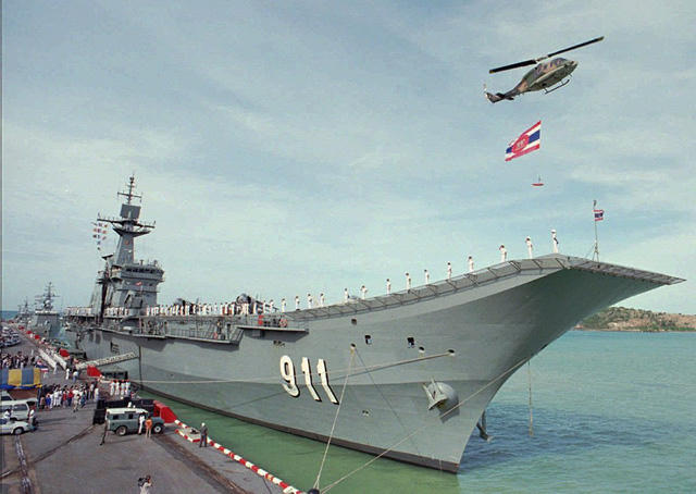 Tàu sân bay HTMS Chakri Naruebet của Thái Lan là tàu chỉ huy của Không quân Hoàng gia Thái. Đây là tàu sân bay đầu tiên và duy nhất của Thái Lan hiện nay. Dựa trên thiết kế từ tàu sân bay Príncipe de Asturias của Tây Ban Nha và cũng được chế tạo tại xưởng đóng tàu của Tây Ban Nha, tàu sân bay HTMS Chakri Naruebet được biên chế vào Hải quân Thái Lan từ năm 1997. Tàu sân bay này cũng được triển khai cho các hoạt động cứu trợ thảm họa và huấn luyện. (Ảnh: Sputnik)