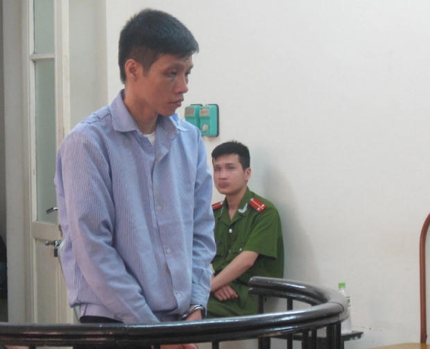 Bị cáo Chu Mạnh Thắng đờ đẫn trước toà.