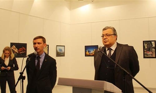 Đại sứ Nga ở Thổ Nhĩ Kỳ Andrey Karlov phát biểu tại buổi triển lãm trước khi bị ám sát. (Ảnh: Anadolu Agency)