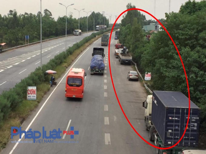 Nhiều xe tải đỗ sai quy định để vào quán cơm, quán nước ven đường Quốc lộ 18 (đoạn giao với cầu vượt QL3 cũ).