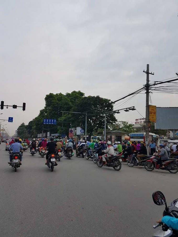 Tại bến xe Giáp Bát từ sáng sớm lượng người đổ về khu vực trước cổng bến xe rất đông.