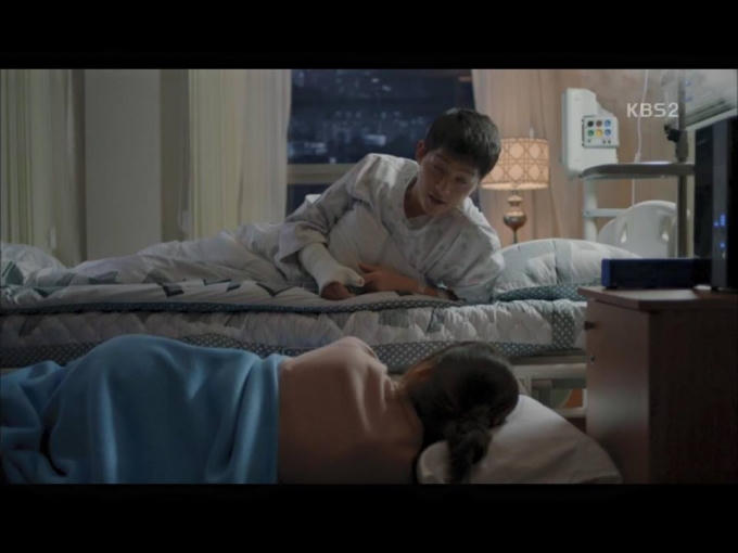 Hậu duệ mặt trời tập 14: Mỹ nam Song Joong Ki bị bạn gái mắng té tát vì lao đầu vào nguy hiểm