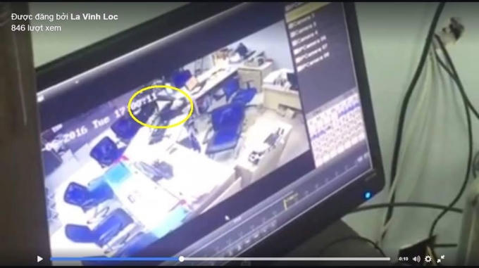 Nghi phạm đã chĩa súng vào nhân viên Ngân hàng. (Ảnh: Trích xuất từ camera an ninh Ngân hàng)