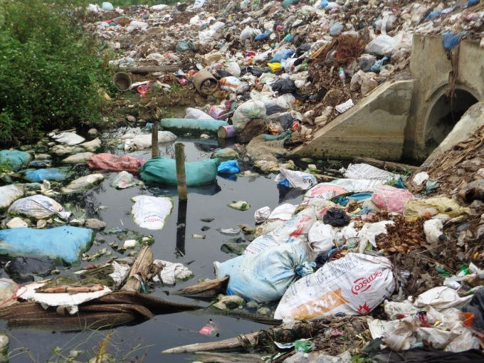 Không chỉ trên mặc đường, rác thải còn nổi đầy mặt kênh.