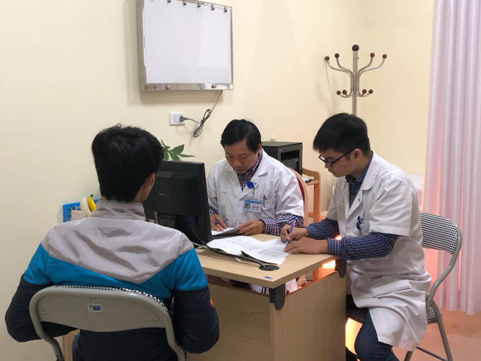 PGS.TS Nguyễn Quang (ngồi giữa) khám cho một bệnh nhân.