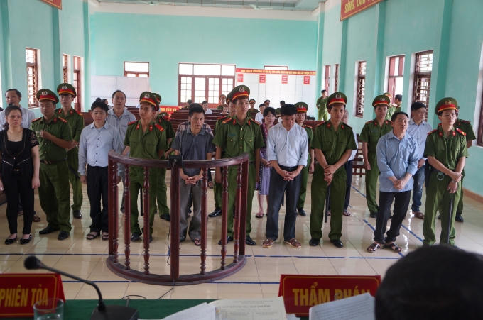 Các đồn phạm của Tàng trước vành móng ngựa trong phiên xét xử.