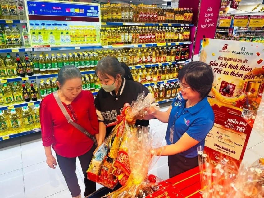 Người dân lựa được nhiều gói quà Tết đẹp mắt ở siêu thị.