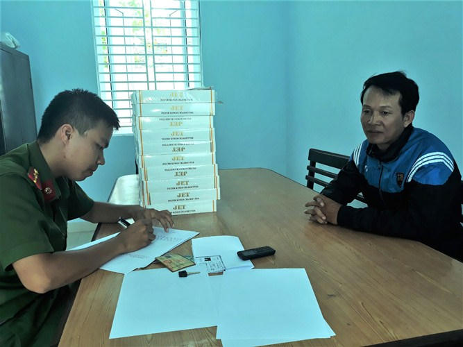 Trần Hiệp (phải) vận chuyển 1.000 bao thuốc lậu.