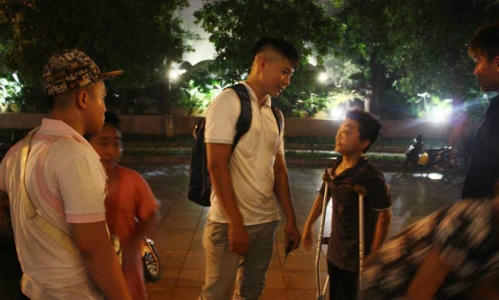 Do Duy Vi cùng trẻ em đường phố ở Hà Nội. (Ảnh: Maeve McClenaghan)