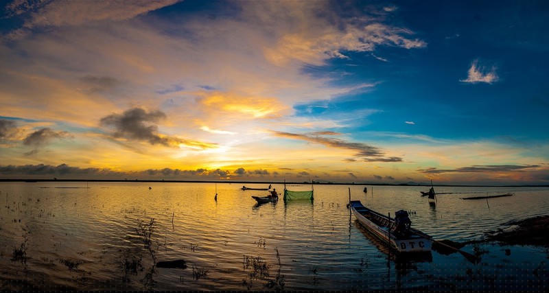 Bình minh hồ Dầu Tiếng- Tác giả Đinh Văn Quốc Thanh.