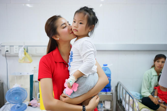 Hoa hậu Phạm Hương đến thăm các em nhỏ.