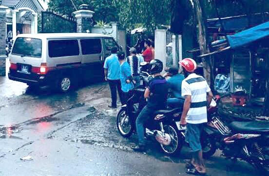 Người dân theo dõi lực lượng chức năng khám nghiệm hiện trường. Ảnh: Thanh Kiều.