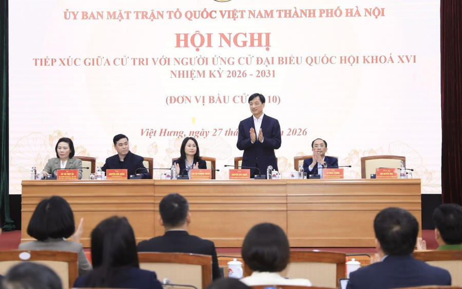 Bí thư Thành ủy Hà Nội Nguyễn Duy Ngọc và các ứng cử viên đại biểu Quốc hội tại hội nghị tiếp xúc cử tri.