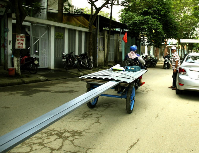 Người đi đường phải tránh né khi gặp những cỗ xe nguy hiểm này.