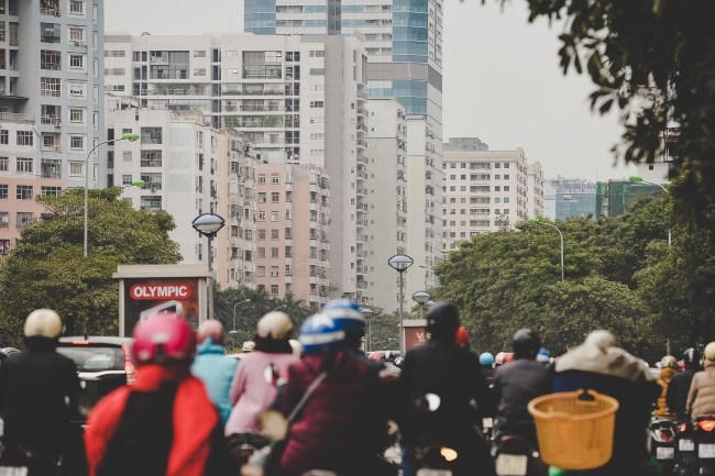Mật độ cư dân tăng lên nhanh chóng không chỉ tác động lên hạ tầng giao thông mà còn ảnh hưởng trực tiếp đến hạ tầng điện nước, giáo dục, y tế... của toàn khu vực.