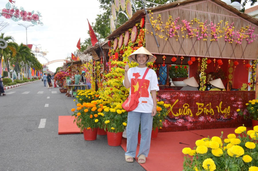 Hội Xuân thu hút đông đảo người dân và du khách đến tham quan, vui chơi, chụp ảnh không khí Tết truyền thống.