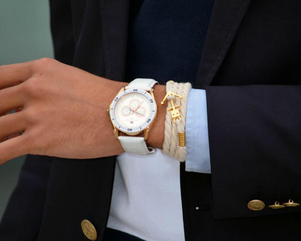 Vòng tay dây bện off-white phối với sắc trắng của đồng đồ.