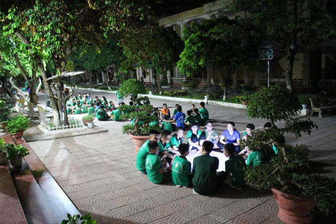 Các Trung đội đang thảo luận cách làm báo tường, Ảnh: Học kỳ quân đội Thanh Hóa.