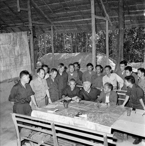 Bộ Chỉ huy Chiến dịch Hồ Chí Minh tại căn cứ Tà Thiết - Lộc Ninh, trong đó Trung tướng Lê Đức Anh là Phó Tư lệnh cùng với các đồng chí Thượng tướng Trần Văn Trà, Trung tướng Đinh Đức Thiện và Trung tướng Lê Trọng Tấn. Trong Chiến dịch này, Trung tướng Lê Đức Anh chỉ huy cánh quân tiến công trên hướng Tây - Tây Nam Sài Gòn (đoàn 232), một trong năm cánh quân của trận quyết chiến chiến lược cuối cùng.