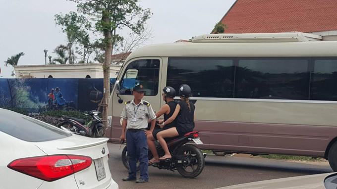 Lực lượng bảo vệ phân luồng giao thông.