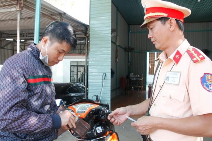 CSGT Công an tỉnh kiểm tra hành chính người điều khiển phương tiện trên đường Hồ Chí Minh đoạn qua xã Hòa Phú (TP. Buôn Ma Thuột).